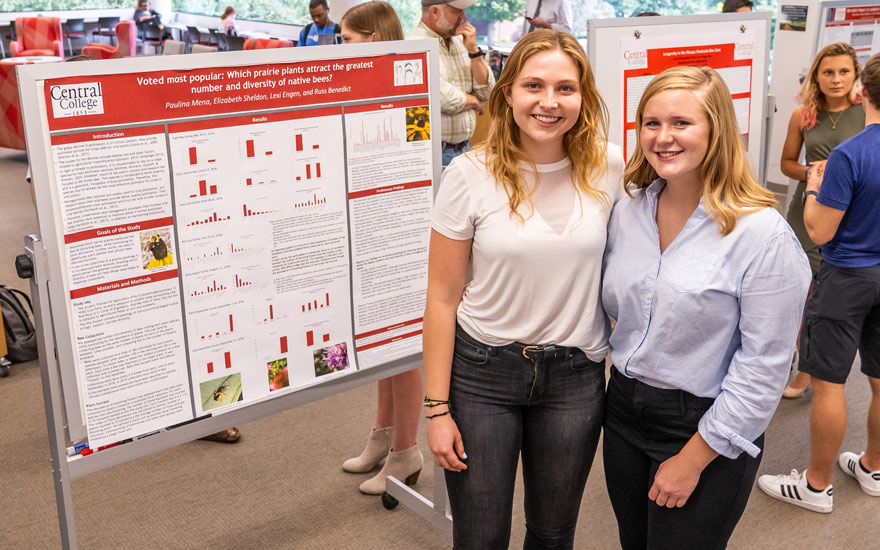 Elizabeth Sheldon ’21 and Lexi Engen ’21 presenting their research.